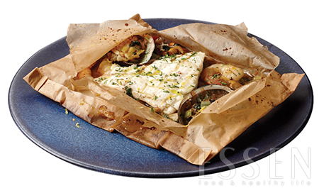 카르토초 스타일의 그릴도미 - 불 맛을 내는 대표주자, 서양의 그릴과 동양의 웍이 만났다. 채소를 웍에서 센 불로 볶고, 도미와 함께 종이포일로 감싸 오븐에 쪄내 부드럽고 촉촉하다.