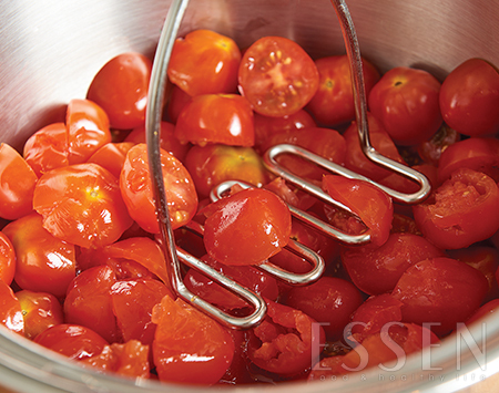 “토마토는 냄비에 끓이기 전에 살짝 으깨렴. 맛이 더 부드러워져. 토마토가 타서 냄비에 들러붙지 않도록 중간중간 잘 저어야 해.”