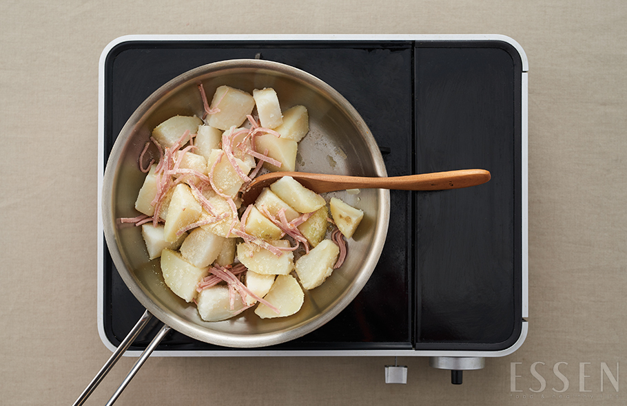 감자는 껍질을 벗기고 2cm 두께로 자른다. 냄비에 물을 넉넉히 담고 소금을 약간 넣은 뒤 감자가 80% 정도 익을 때까지 삶는다.

COOKING TIP
감자는 삶은 뒤 볶으면 겉은 약간 바삭하고 속은 포슬포슬한 식감을 전한다.