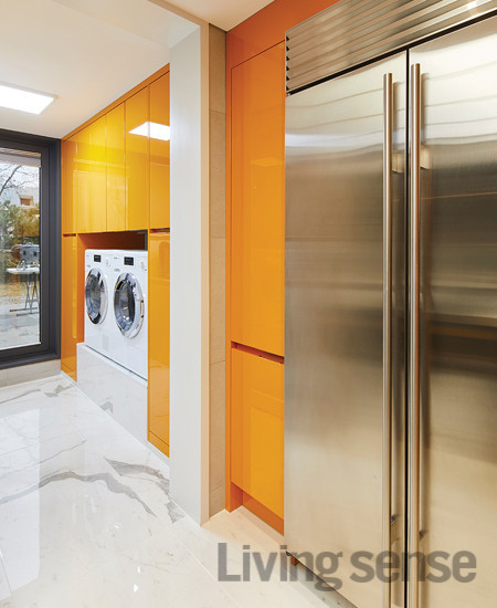 빌트인으로 시공한 냉장고는 서브제로. 빅뱅의 태양이 사용하는 명품 가전으로 알려져 있다. 