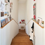 4층에서 5층으로 올라가는 계단은 엽서와 작은 그림들을 걸어두며 김소영 씨의 취향을 반영한 미니 갤러리로 꾸몄다. 