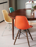 다이닝 룸의 테이블은 노르웨이 디자이너 잉마르 안톤 렐링의 빈티지. 확장이 가능해 가족, 지인들과의 홈 파티 때 유용하게 사용한다. 의자는 모두 빈티지. 