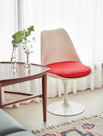 거실의 포인트가 되는 레드 컬러 의자는 놀(knoll)의 튤립 체어다. 