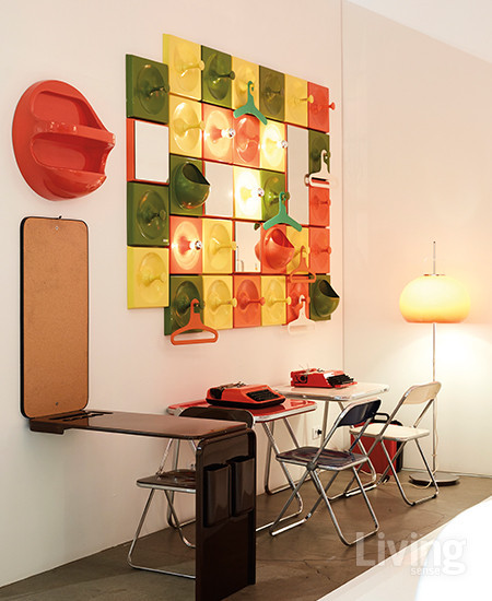 벽면의 컬러풀한 옷걸이 모듈은 1970년대 유르겐 랑에의 ‘쉔부흐’, 접이식 책상과 의자는 이탈리아 디자이너 지안 카를로 피레티. 