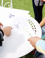 백은하 작가가 이수와 우태에게 꽃잎 그림 작업을 설명하고 있다.
