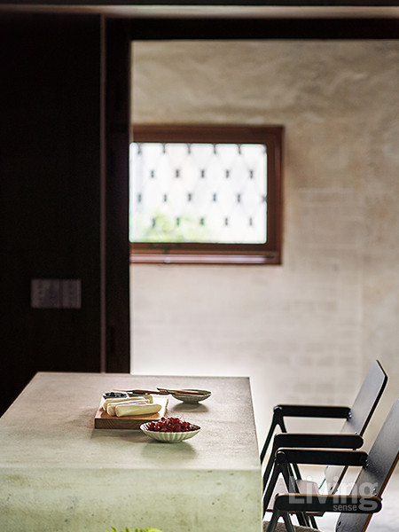 회색빛 벽과 콘크리트 테이블이 어우러져 정물화 같은 풍경을 만든다.
