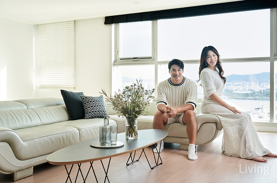 홍성흔, 김정임 씨 부부의 일상은 KBS 2TV 〈살림하는 남자들 2〉을 통해 방영되는 중. 17년 만에 처음으로 한집에 모여 살게 된 가족의 솔직한 일상이 화제다. 