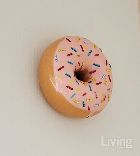 세라믹에 스와로브스키 크리스탈을 장식한 김재용 작가의 ‘도넛’. 