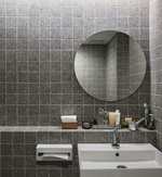 회색빛 타일에 비슷한 컬러의 줄눈을 적용한 욕실은 넓고 깨끗한 분위기가 느껴진다. 