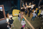 아트시 나이트를 즐기는 방문객들. 한국에서 열린 최초의 오프라인 파티였다. Photo by artdrunk, Provided by Artsy and Seojung Art. 