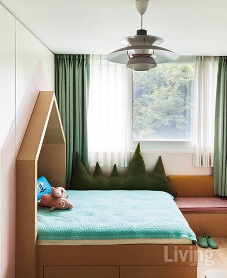 아이방의 침대 헤드는 박공 지붕 형태로 제작해 아늑함을 더했다.