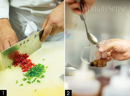 1. 일본 칼 명장이 만든 이연복 셰프의 요리 병기. 자신의 이름 석자를 새겨 더욱 특별하다.
2.<우먼센스> 독자들을 위한 레시피를 정리하기 위해 요리하는 중간중간 계량컵과 계량스푼으로 각각 재료의 양을 측정했다.