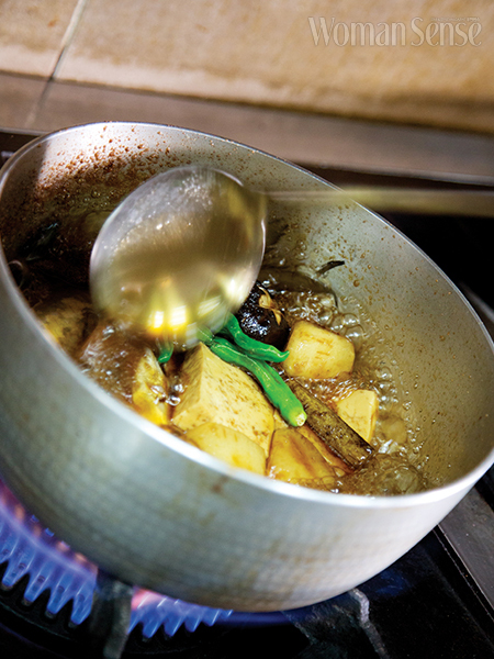 일본 조림 요리를 할 때 양념을 넣는 순서가 중요하다. 단맛에서 짠맛, 신맛 등의 순으로 넣어야 잘 스며든다.