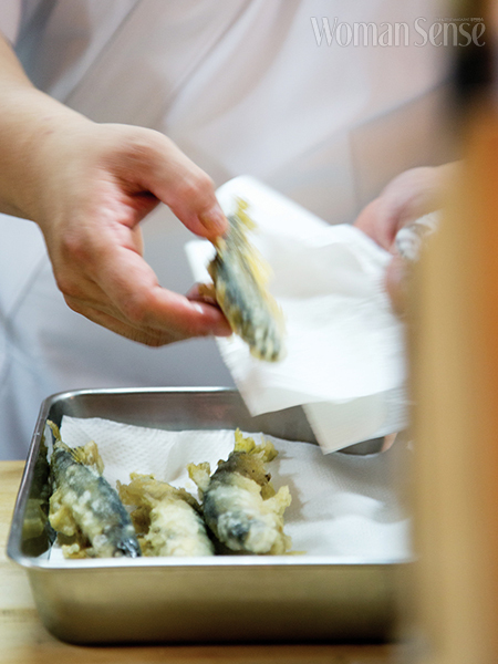 일본 요리는 간이 세지 않아 재료 본연의 맛과 향이 살아있다. 튀김 요리를 할 때 생선은 재빨리 튀겨야 눅눅해 지지 않는다.