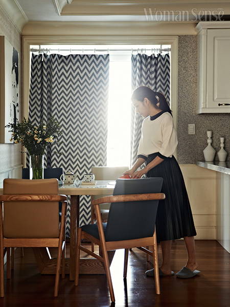 지그재그 패턴이 세련된 분위기를 연출하는 커튼은 코지코튼. 화이트 대리석 상판과 유니크한 디자인의 하단부가 매력적인 4인용 식탁과 의자는 데이멜로우.