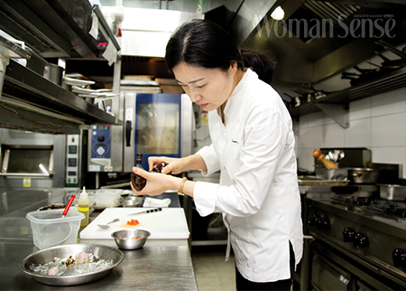 프랑스 요리의 매력으로 ‘정성’을 꼽는 김은희 셰프는 그 진심을 그대로 식탁으로 옮겨놓고 싶다고 말한다. 