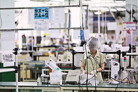 아이리스 대련 공장의 직원들은 대부분 중국인으로 공장의 현지화를 실현했다.