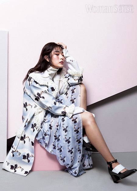 태슬 장식의 맥시 코트·시폰 맥시 드레스·터틀넥·이어링 모두 곽현주 컬렉션.