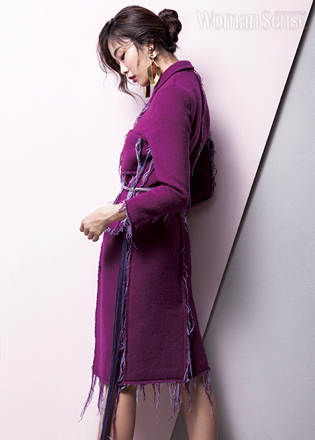 강렬한 푸크시아 핑크 컬러의 올 풀림 디테일 코트·태슬 장식 벨트 모두 자렛, 커다란 브라스 소재의 드롭 이어링 잉크.