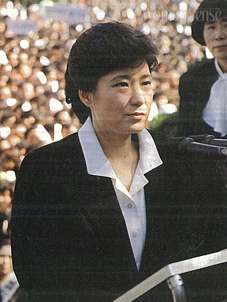 89년 10월, 10․26 10주기 기념행사에 참석 추도사를 읽는 박근혜씨.