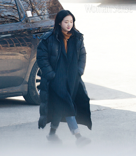 김고은은 화려하게 꾸미지 않아도 빛이 났다. 추운 날씨 탓에 몸을 잔뜩 웅크린 채 총총걸음으로 나서는 그녀의 퇴근길은 레드 카펫!