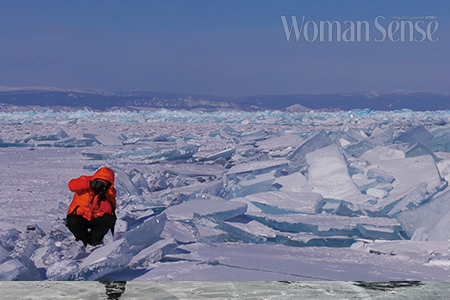 바이칼 호 빙원 위에 솟아 오른 얼음 조각들.