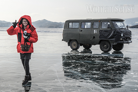 빙상 투어를 하며 즐거운 한때를 보내고 있는 시베리아의 미녀.