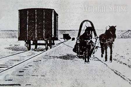 러일전쟁 발발 직후인 1904년 2월, 얼음 위에 깔린 레일 위의 화차를 말이 끌고 있다. 