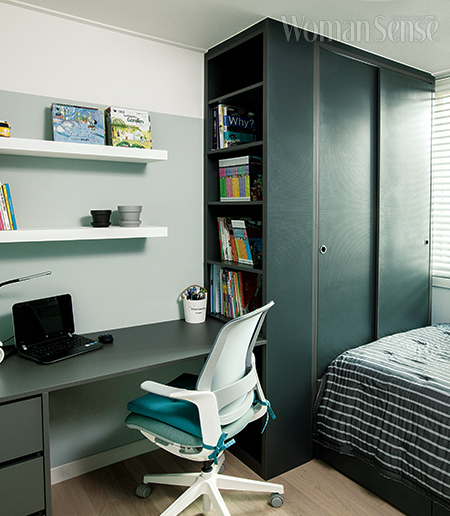 좁은 공간을 효율적으로 사용하기 위해 책상과 수납장, 옷장을 맞춤 시공했다. 책상 길이는 서랍장 위치에 따라 조절할 수 있다. 