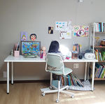 두 아이가 그린 알록달록한 그림으로 꾸민 일명 ‘미술 학원’이라 부르는 코너 공간.