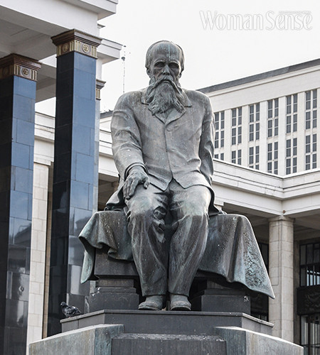 모스크바 국립 레닌 도서관 앞의 도스토옙스키 동상.