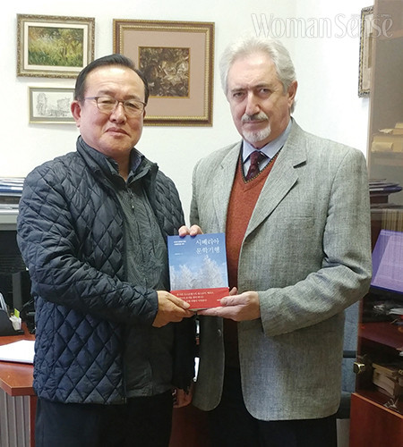 옴스크 도스토옙스키 박물관에 필자의 책 『시베리아 문학 기행』을 기증하고 바이네르만 관장과 함께 찍은 기념 사진(2017년 10월 5일).
