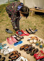 버디키즈의 신데렐라 이벤트에 참여한 아이가 꼭 맞는 신발을 찾고 있다.