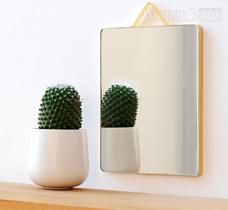 액자 같은 형태의 벽걸이 거울은 해이의 ‘루반’. 