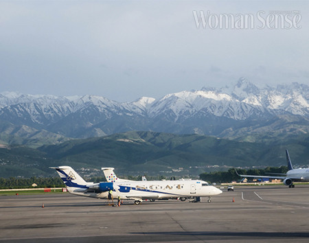알마티 공항에서 보이는 눈 덮인 천산산맥. 
