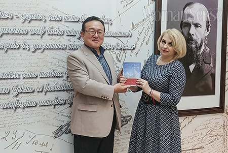 세메이 도스토옙스키 문학 박물관에 필자의 저서 『시베리아 문학기행』을 기증하면서 이리나 부관장과 기념 촬영.