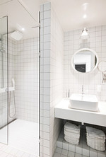샤워 공간과 세면 공간을 분리한 욕실. 현관과 주방, 욕실에 같은 타일을 배치해 공간을 통일감 있게 연출했다. 