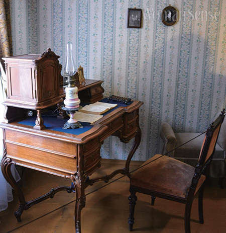 상트페테르부르크 도스토옙스키 박물관에 있는 안나의 책상.