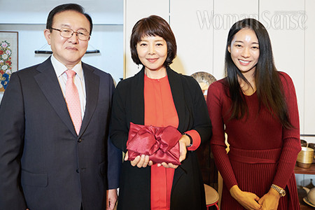 만찬을 주최한 이정식 대표, 박정원 The K-QUEEN 초대 회장 그리고 디지털퀸상을 수상한 이도하 씨. 