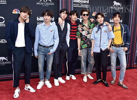 방탄소년단은 ‘2018 빌보드 뮤직 어워드’에서 2년 연속 톱 소셜 아티스트 상을 수상했다. 