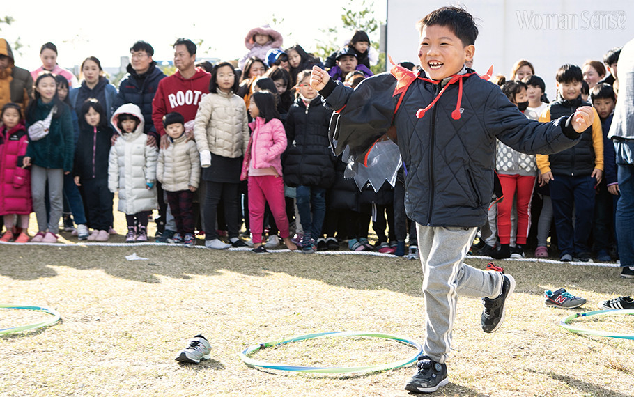 신발 던지기, 훌라후프 돌리기, 캥거루 이어달리기 등 아이들은 다양한 게임을 하며 즐거운 시간을 보냈다. 