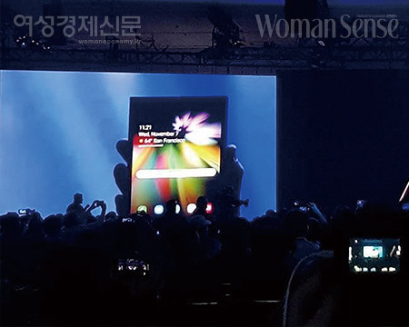 삼성전자가 지난 11월 7일(현지 시간) 미국 샌프란시스코 모스콘센터에서 열린 ‘삼성 개발자 컨퍼런스 2018’에서 ‘폴더블폰’의 펼쳐진 모습을 공개하고 있다.