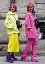 영화 <제5원소>의 밀라 요보비치가 연상되는 상큼한 핑크 단발의 패션 피플이 청키한 플랫폼 부츠에 각기 다른 네온 컬러 룩을 통일해 시선 강탈 스타일링을 완성했다. 