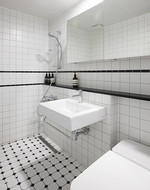 화이트 타일과 입체 타일로 마감하고 블랙으로 컬러 포인트를 주어 모던하게 꾸민 욕실. 