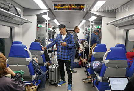 상트페테르부르크행 열차 내부. 가운데 서 있는 이가 박정곤 교수다.
