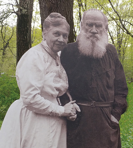모스크바 하모브니키 톨스토이 저택 정원에 세워져 있는 노년의 톨스토이 부부 사진.