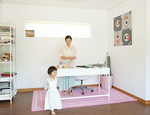 김효진 대표의 작업실은 그녀의 슈즈처럼 아름다운 색감으로 꾸몄다. 딸 소피아는 엄마가 작업할 때면 옆에서 얌전히 놀거나 그림을 그린다. 