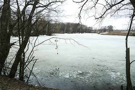 도스토옙스키 영지에 속해 있던 호수. 4월 초순인데도 아직 얼음으로 덮여 있다. 