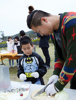 대회에 참가한 아이들도 고사리 같은 손으로 봄에 어울리는 캠핑 요리를 만들었다.
