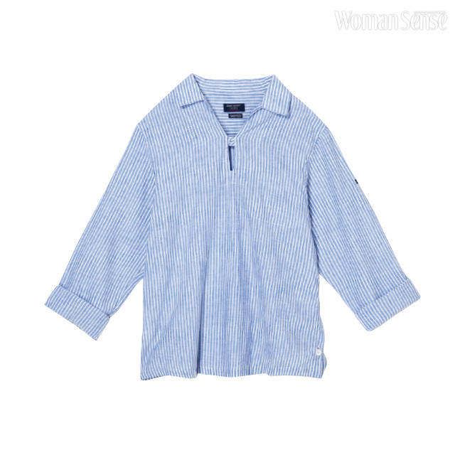 넉넉한 실루엣의 블루 스트라이프 셔츠 21만8천원 세인트제임스.